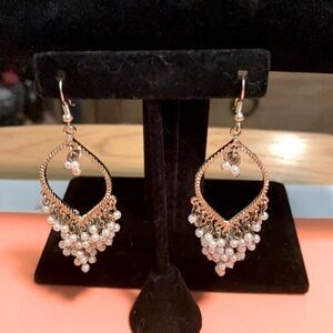 Chico’s pearl dangle pierced earrings OS